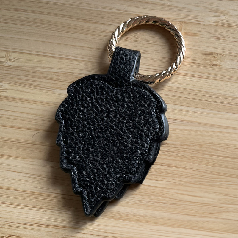 pince chapeau noir feuille